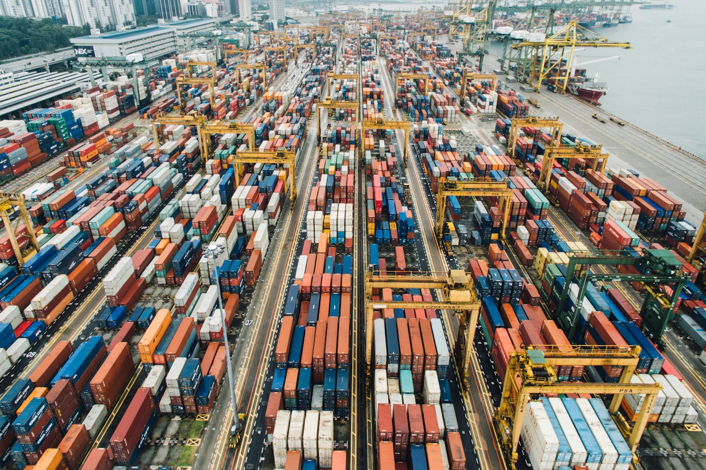 Terminal portuaria con contenedores y grúas de carga